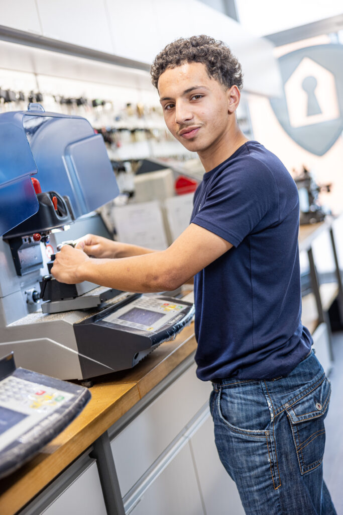 Arbeiten an einer MaschinBelge einen Schlüsselposition und schau auf unsere Karriereseite vorbei um zusehen welche wir aktuell besetzen würdene