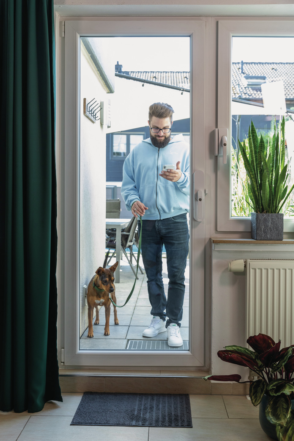 Gestalten Sie Ihre Terrassentür zu einem vollständigen Eingang um. Überzeugen Sie sich von den vielfältigen Anwendungsmöglichkeiten Praktisch, wenn es mal mit dem Hund schnell in den Garten und wieder rein gehen soll. Oder wenn Sie vollbepackt mit Einkaufstüten und nur einer freien Hand Ihr Heim durch den Hintereingang betreten möchten. Auch wenn die Kinder vom Spielen im Garten wieder ins Haus wollen.