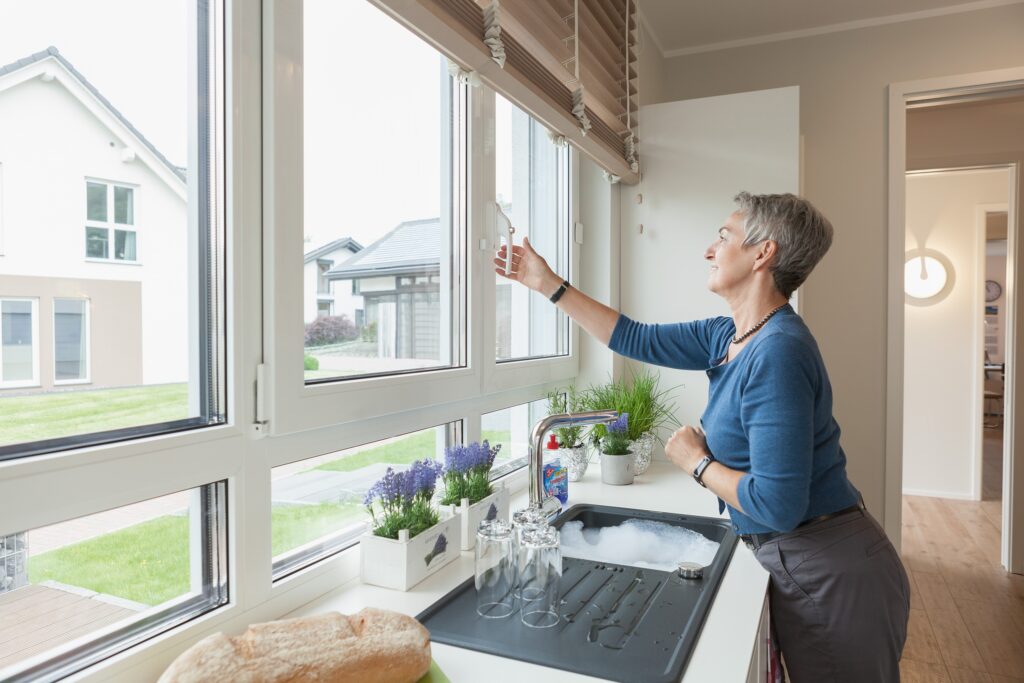 Überprüfen Sie, ob Ihre Fenster angemessen gesichert sind, unabhängig davon, ob es sich um ein Kellerfenster, ein Dachfenster oder ein dreiflügeliges Fenster im Erdgeschoss handelt. Denn Erfahrungen der letzten Jahre haben gezeigt: Sicherheitstechnik funktioniert. Kurzum, fast die Hälfte aller Einbrüche können damit abgewehrt werden.