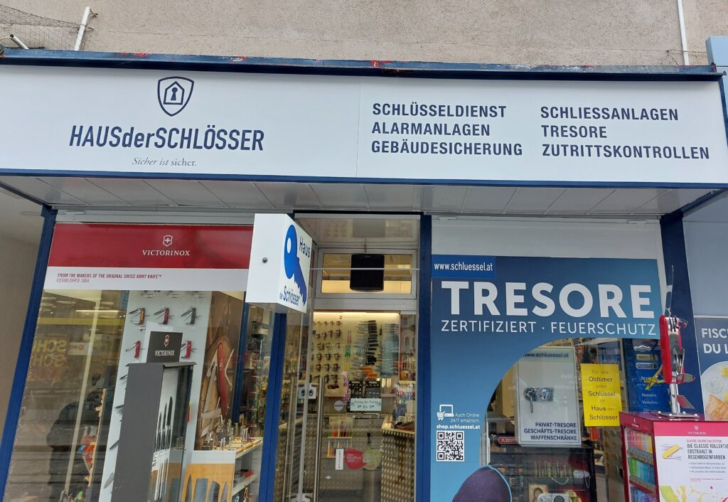 Willkommen bei unserer Filiale auf der Landstraße – Ihrem Experten in Sachen Messer und Sicherheitstechnik! Unsere Filiale befindet sich in einer zentralen Lage auf der Landstraße und ist leicht zu finden. Unser Angebot umfasst eine große Auswahl an Taschenmessern in verschiedenen Ausführungen. Ob Sie ein kleines Taschenmesser für den täglichen Gebrauch suchen oder ein größeres Modell für Outdoor-Aktivitäten benötigen – bei uns werden Sie fündig. Bekannte Messermarken wie Victorinox oder Leatherman haben wir im Sortiment. Neben Messern bieten wir auch eine breite Palette an Sicherheitstechnik an. Ob Alarmanlagen, Überwachungskameras oder Türsicherungen – wir beraten Sie gerne und finden gemeinsam mit Ihnen die passende Lösung für Ihre Bedürfnisse.

Besuchen Sie uns doch einfach einmal in unserer Filiale auf der Landstraße – wir freuen uns darauf, Sie persönlich kennenzulernen!